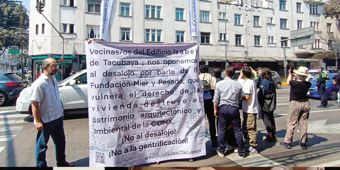 Vecinos del edificio Isabel de Tacubaya protestan, ayer.