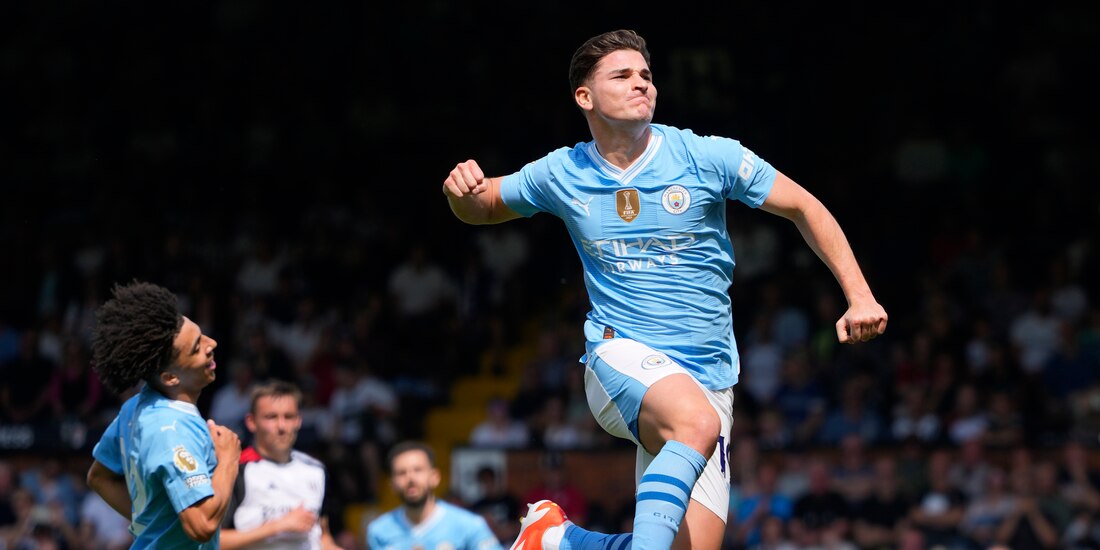 El argentino del Manchester City Julian Álvarez celebra tras anotar el cuarto gol de su equipo en la victoria ante Fulham en la Premier League