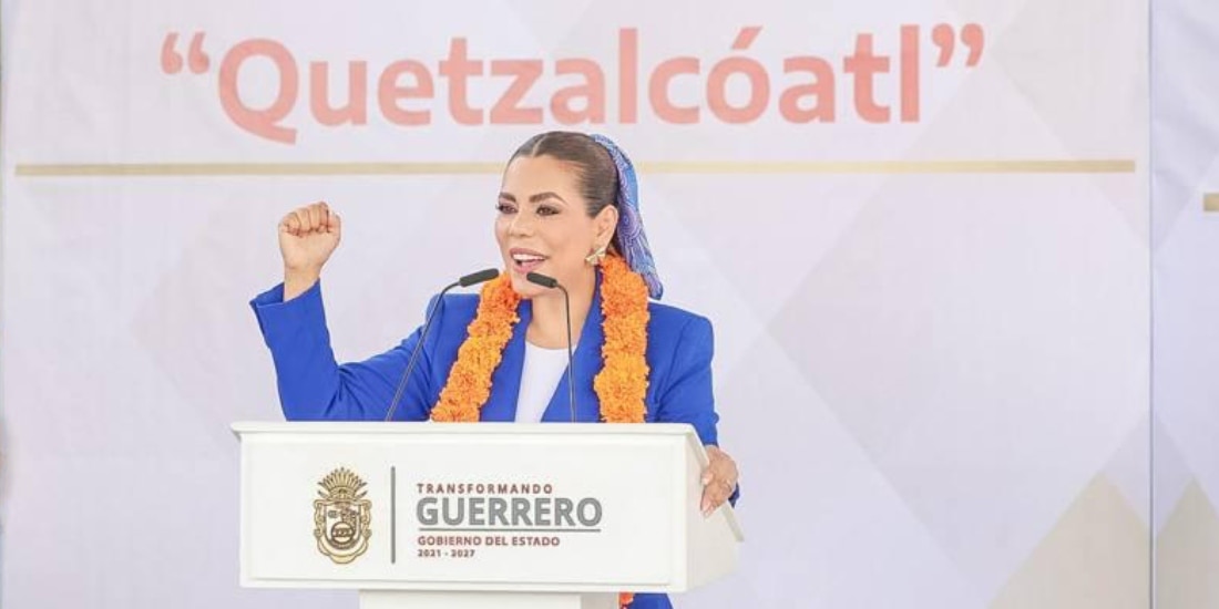 Evelyn Salgado entrega material didáctico y deportivo en escuela de Chilpancingo.