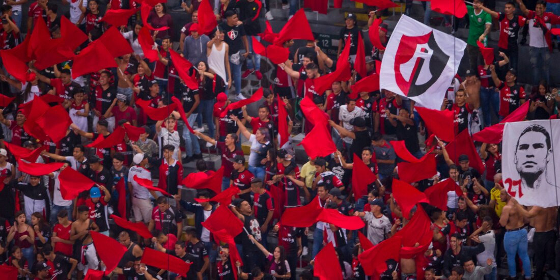 Aficionados de Chivas y Atlas protagonizan una terrible riña.