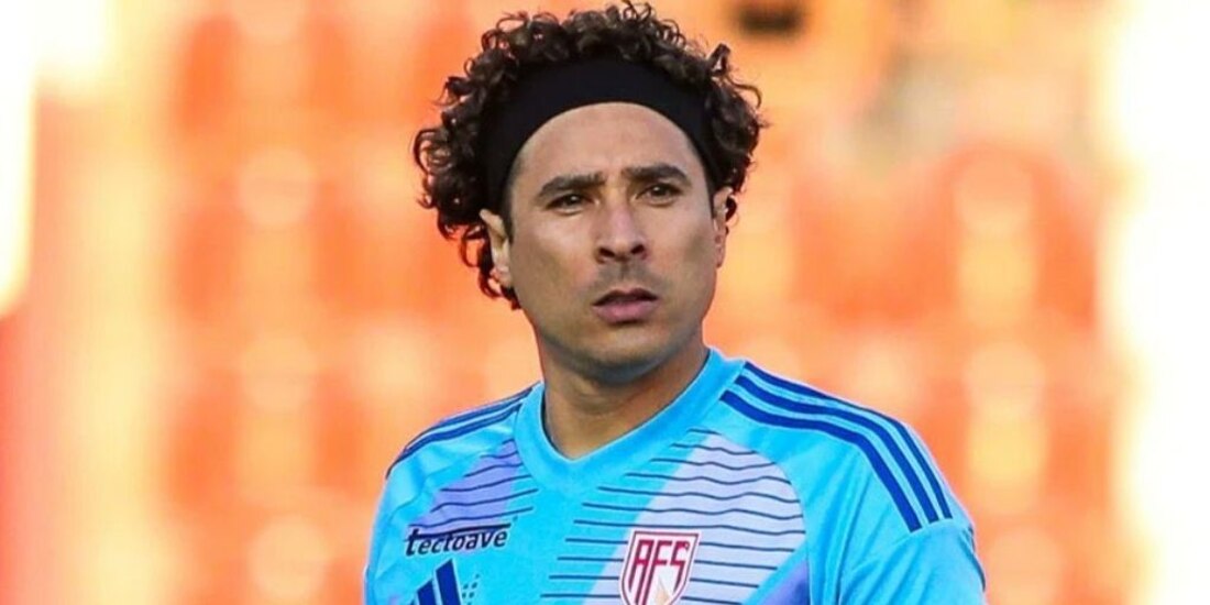 Guillermo Ochoa recibe la tercer peor goleada en su historia como futbolista.