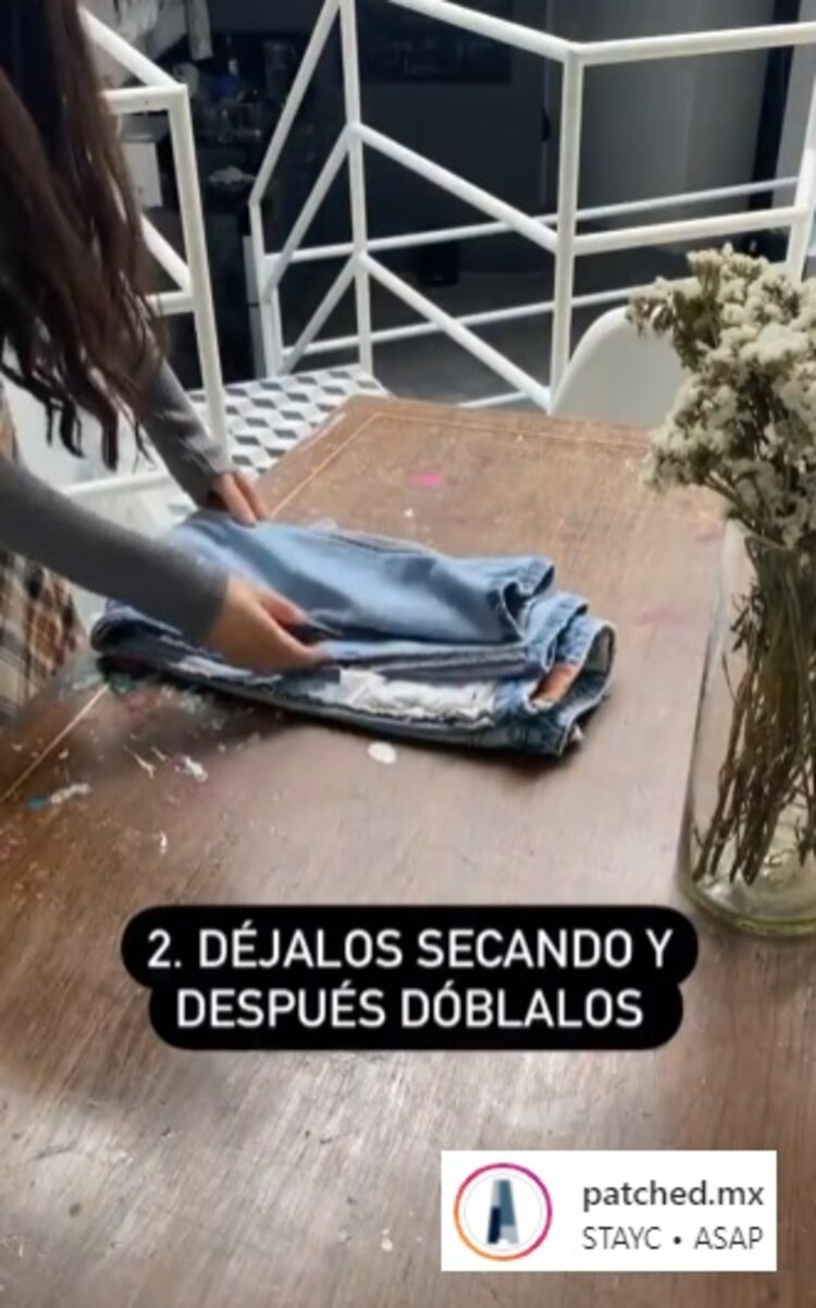 Joven muestra cómo limpiar los pantalones con vinagre y el frío del congelador