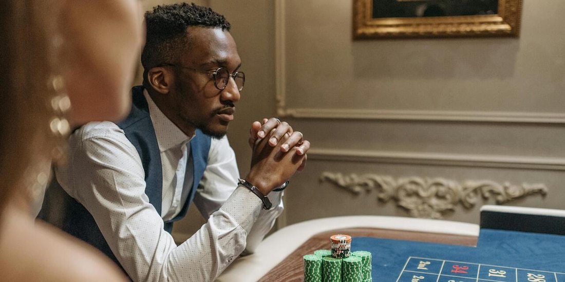 El control corporal en plataformas de poker online permite al jugador detectar tensiones antes de actuar.