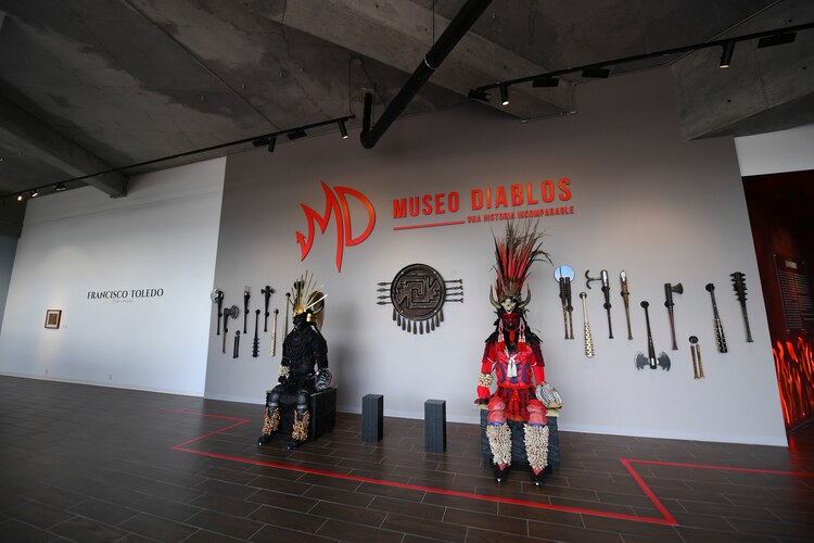 El visitante se encuentra con una instalación de guerreros inspirados en las culturas mexica y japonesa, del artista oaxaqueño Sabino Guisu.