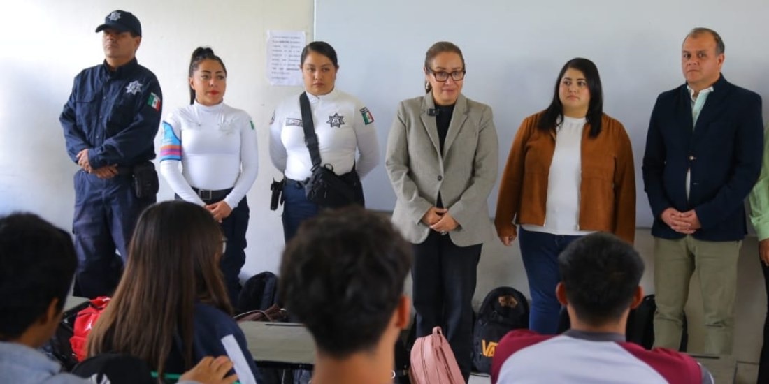 Azucena Cisneros impulsa Mochila de Paz en escuelas de Ecatepec.