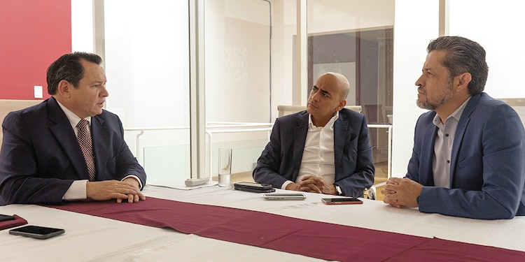 JOAQUÍN DÍAZ Mena, con Mario Navarrete y Adrian Castillo, en entrevista con La
Razón.