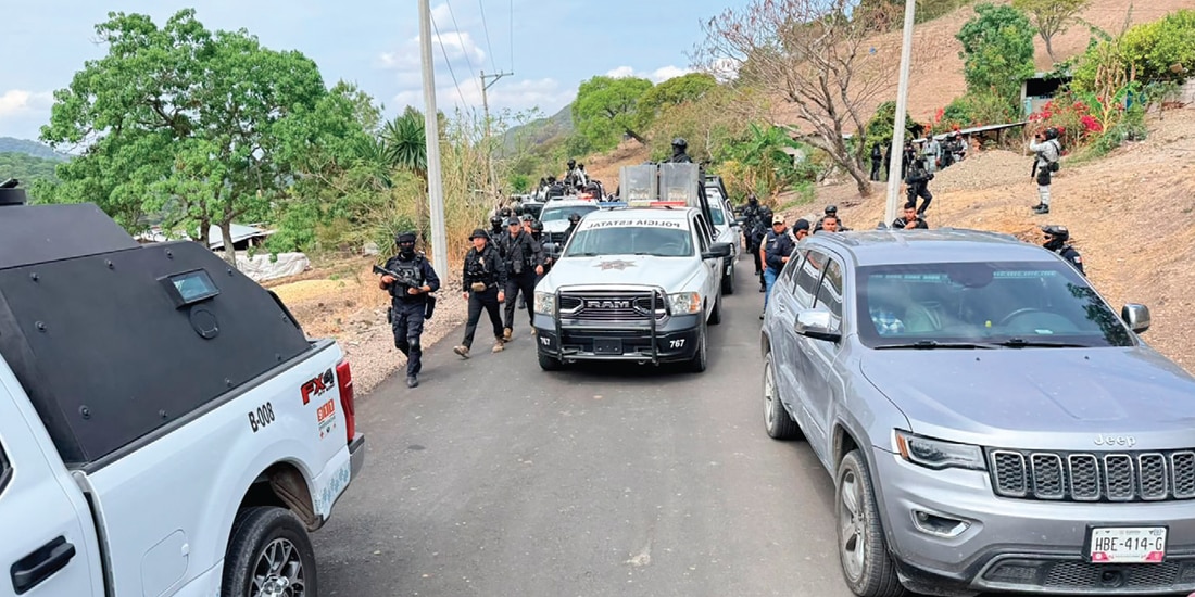 Policías federales y estatales recorren ayer la zona de conflicto en Guerrero.