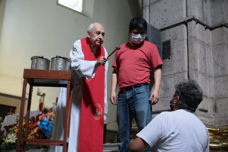 Feligreses se reúnen en la iglesia de San Hipólito..