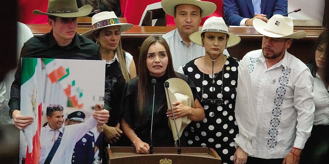 Grecia Quiroz tomando protesta en el Congreso de Michoacán