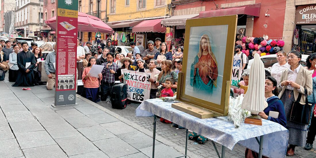 Manifestantes rezan hincados afuera de la Antigua Academia de San Carlos, ayer.
