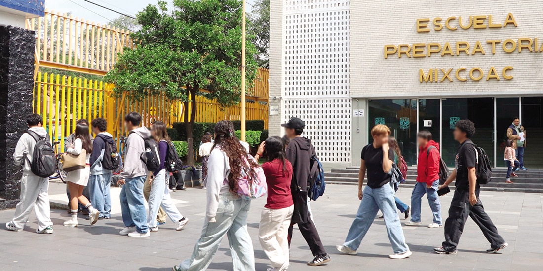 Miles de jóvenes ingresaron ayer a planteles de educación media en el país, como la Preparatoria 8 de la CDMX.