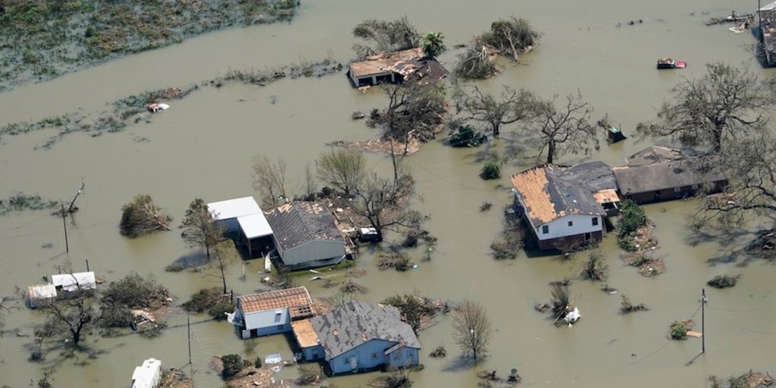 Casas inundadas cerca de Lake Charles, tras el paso del meteoro, ayer.