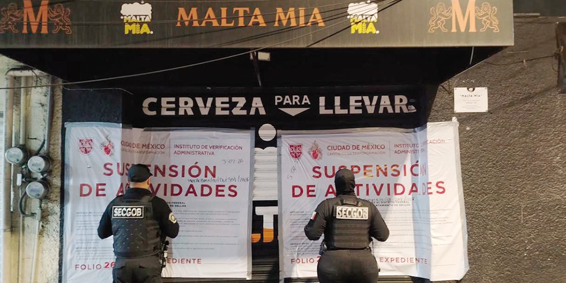 Autoridades capitalinas luego de suspender las actividades de un negocio por irregularidades, el fin de semana.