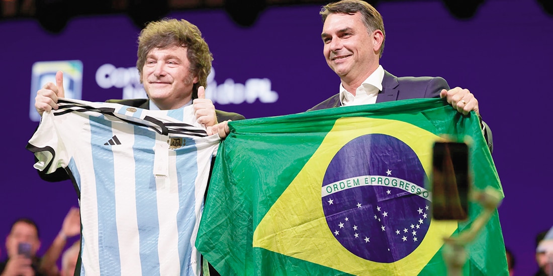 El presidente de Argentina, Javier Milei y Flavio Bolsonaro en São Paulo, ayer.