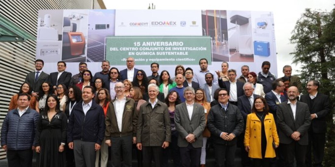 Alfredo Del Mazo, gobernador del Edomex, con diversos funcionarios.