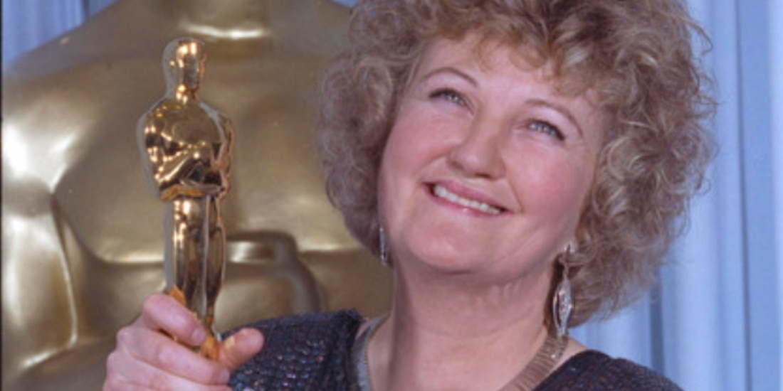 Brenda Fricker sostiene su Premio Oscar, en 1990