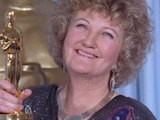 Brenda Fricker sostiene su Premio Oscar, en 1990