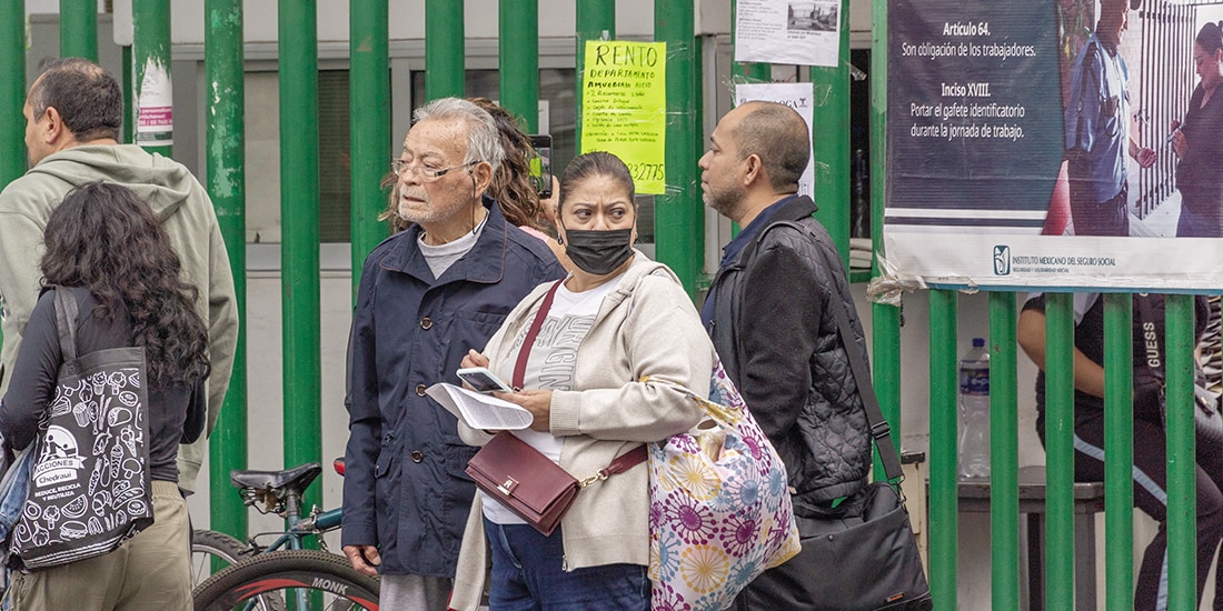 Un adulto mayor está tomado del brazo de una mujer con quien acudió al hospital de Tlatelolco, ayer.