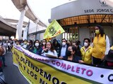 Militantes del sol azteca se manifestaron, ayer, afuera de la CNDH.