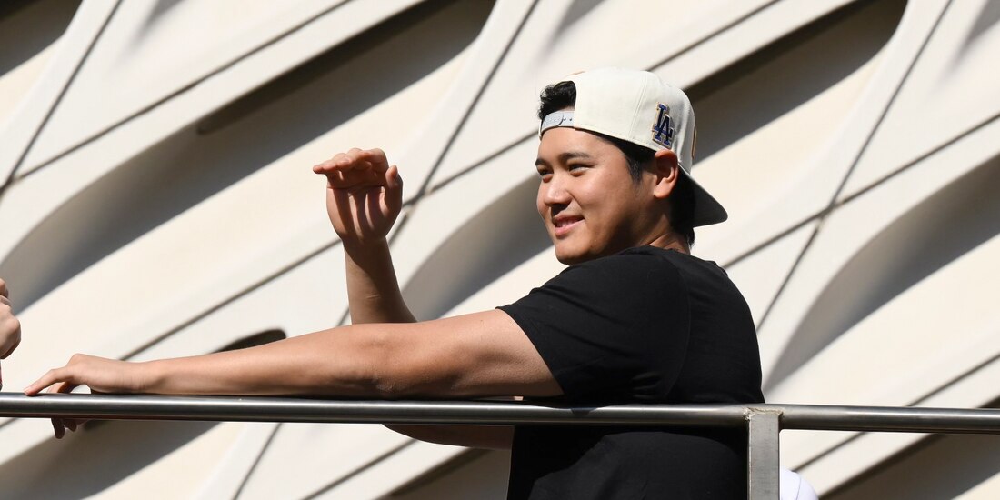 Shohei Ohtani saluda a los aficionados de Dodgers en festejos por el título de la Serie Mundial 2024.