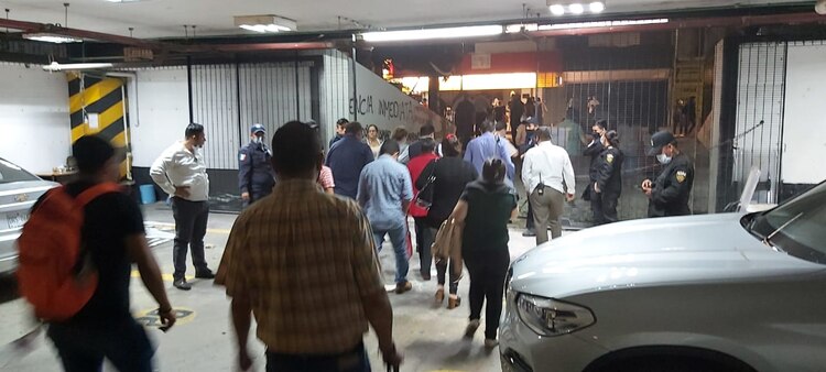 Personas que realizaban trámites también quedaron encerradas varias horas.