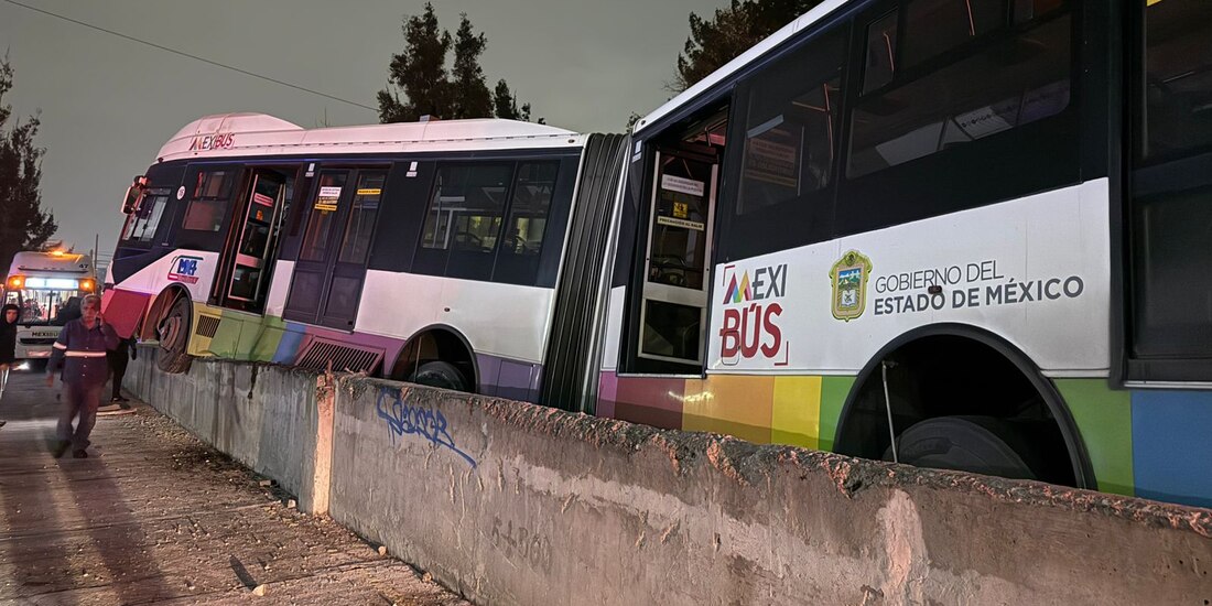 Unidad del Mexibús sufrió un aparatoso incidente vial sobre la autopista México-Pachuca.