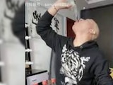 Influencer muere tras hacer reto viral que consistía en quién podía beber la mayor cantidad de botellas de una potente bebida china.