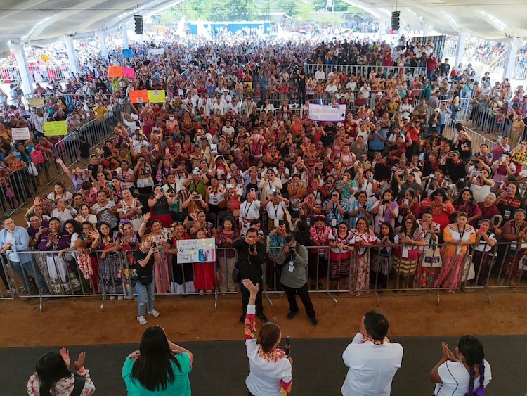 Presidenta Claudia Sheinbaum presenta la Cartilla de los Derechos de las Mujeres traducida.