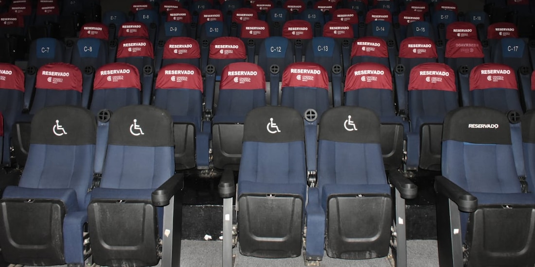 Para garantizar la sana distancia se clausuraron algunos asientos.