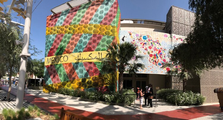 Obra Tejedoras de historia, en Dubái.