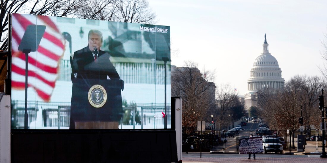 Donald Trump aparece en un camión con vallas publicitarias cerca del Capitolio de Estados Unidos durante el segundo juicio político del expresidente Trump.