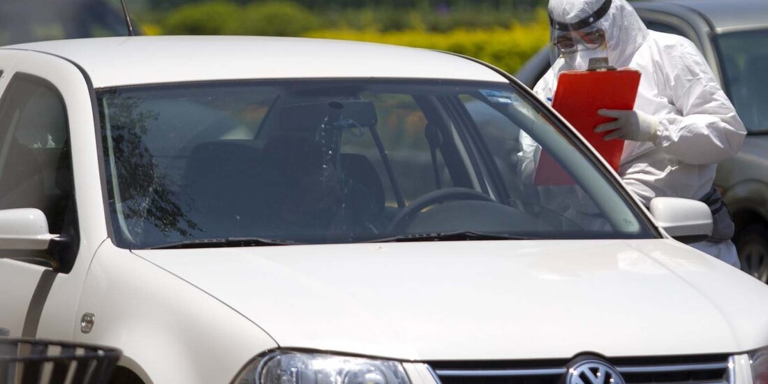 Personas con sospecha de contagio acuden a realizarse pruebas COVID en Monterrey, el pasado 18 de junio.