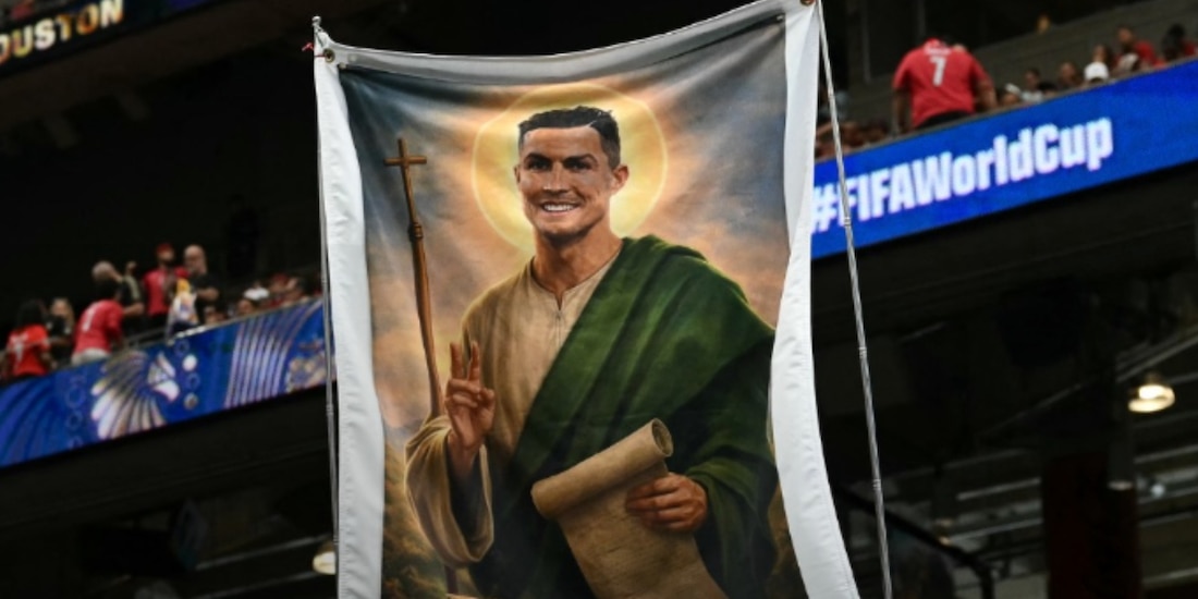 Entre banderas y camisetas de Portugal, una imagen de Cristiano Ronaldo vestido de santo se convirtió en una de las escenas más comentadas del partido.