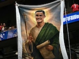 Entre banderas y camisetas de Portugal, una imagen de Cristiano Ronaldo vestido de santo se convirtió en una de las escenas más comentadas del partido.