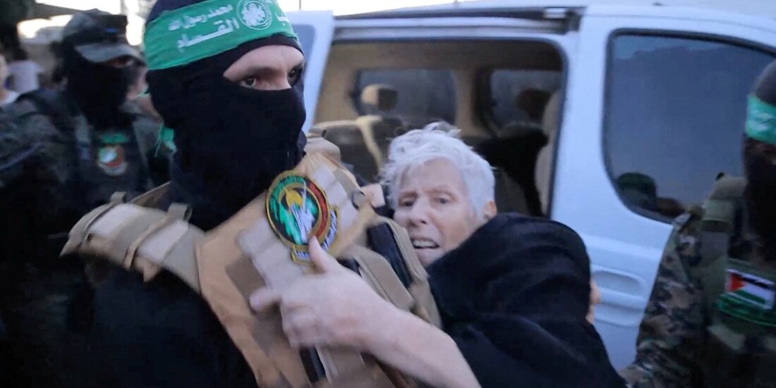 Miembros de Hamas, ayer al entregar a la Cruz Roja a los primeros rehenes.