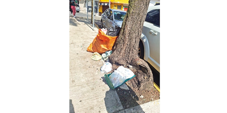 Basura clandestina tapó drenajes, mencionan vecinos.