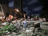 Servicios de emergencia trabajan en el lugar del derrumbe de un edificio en Caracas, Venezuela, el 24 de junio de 2026.