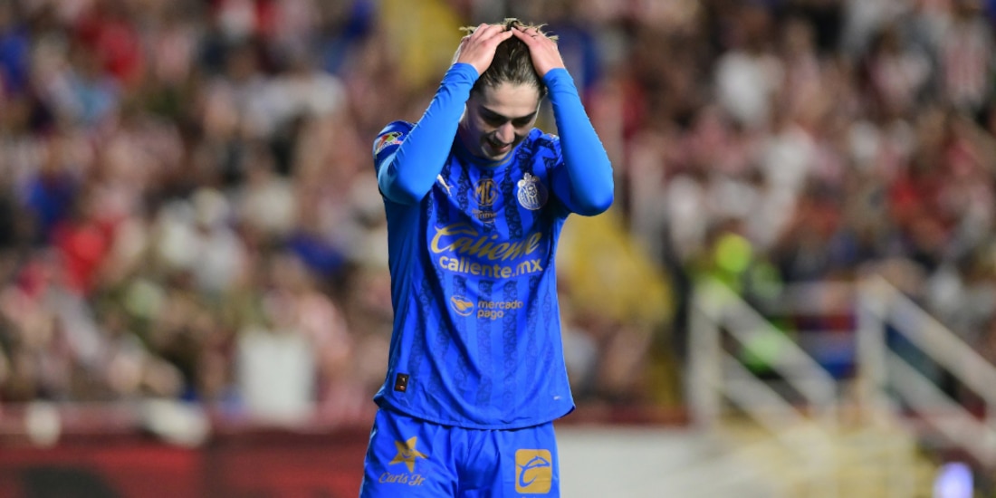 Jugador del Rebaño Sagrado se lamenta tras una acción en el partido.