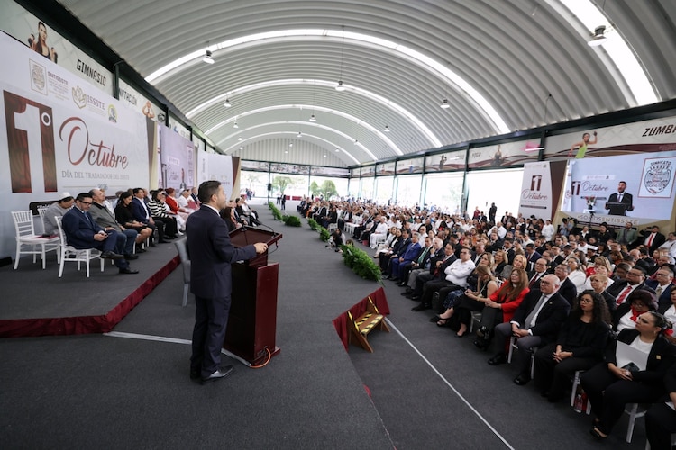 Integrantes del presídium durante el homenaje a las y los trabajadores con más años de servicio en el ISSSTE.