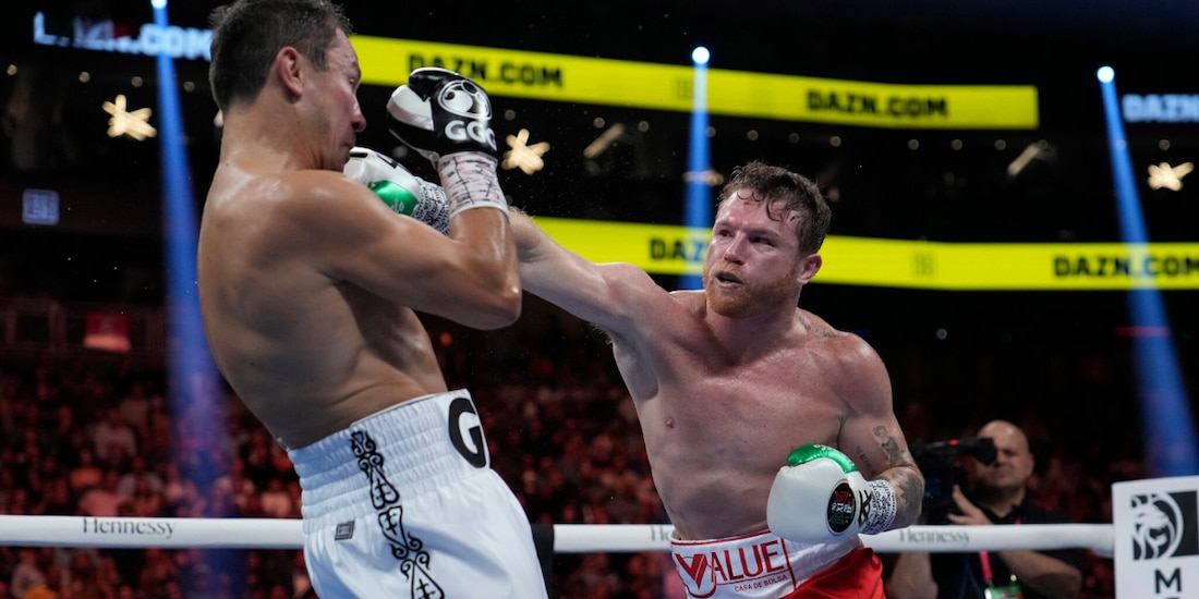 El Canelo Álvarez conecta un golpe a Gennady Golovkin en la tercera y última pelea entre ambos, en septiembre del 2022.
