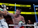 El Canelo Álvarez conecta un golpe a Gennady Golovkin en la tercera y última pelea entre ambos, en septiembre del 2022.