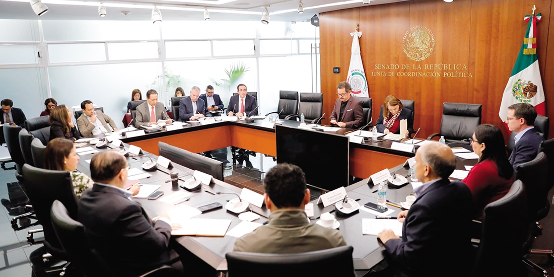 Sesión de la Jucopo en el Senado encabezada por Mier, ayer.
