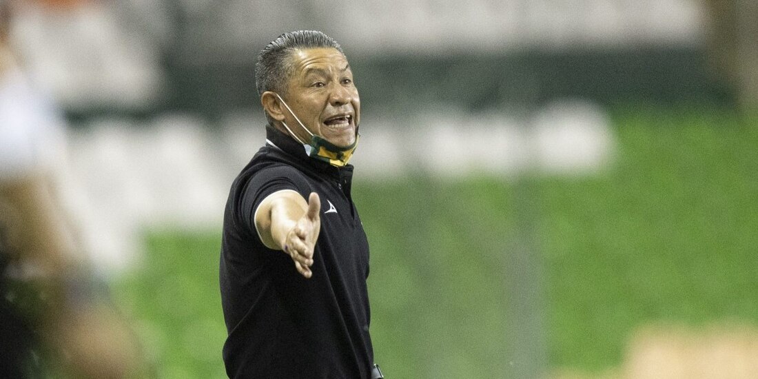 Nacho Ambriz da indicaciones durante un partido del León en el pasado torneo de la Liga MX.