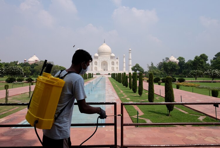 Trabajadores realizan labores de sanitización en el Taj Mahal.