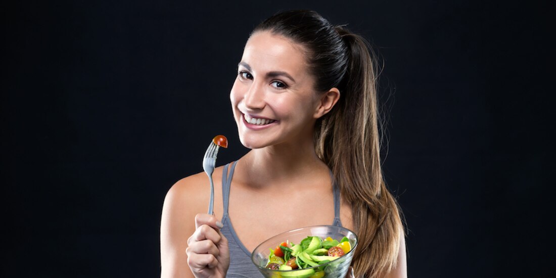 Es importante consumir verduras y frutas para mantenerse sano.