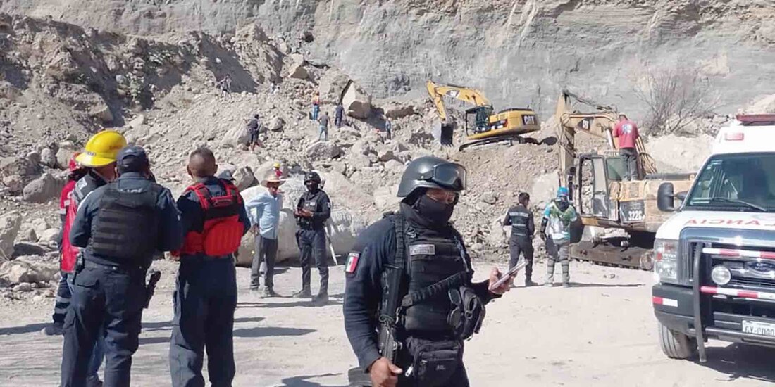 Personal de Protección Civil trabajó varias horas de ayer para tratar de rescatar a las víctimas del percance.