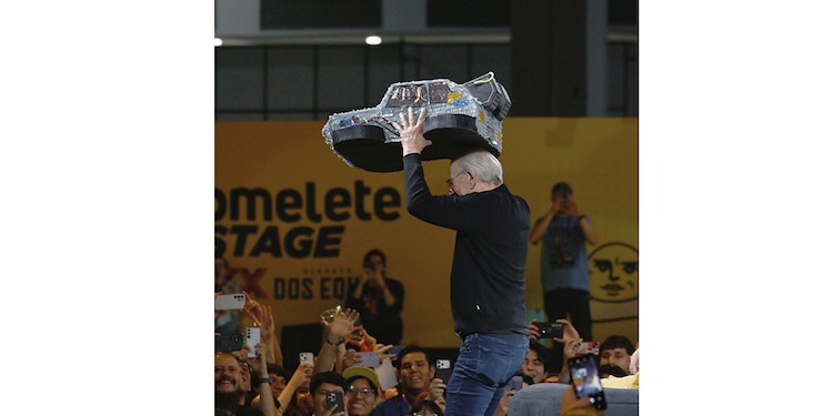 EL DOC, se despide feliz con su piñata del
DeLorean, el viernes.