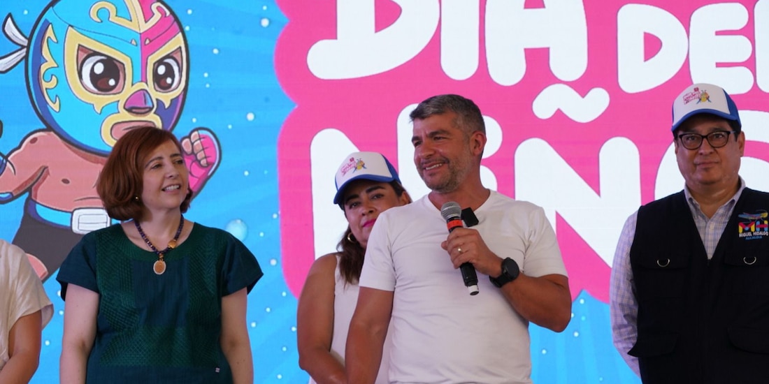 Al centro, el alcalde de Miguel Hidalgo, Mauricio Tabe.