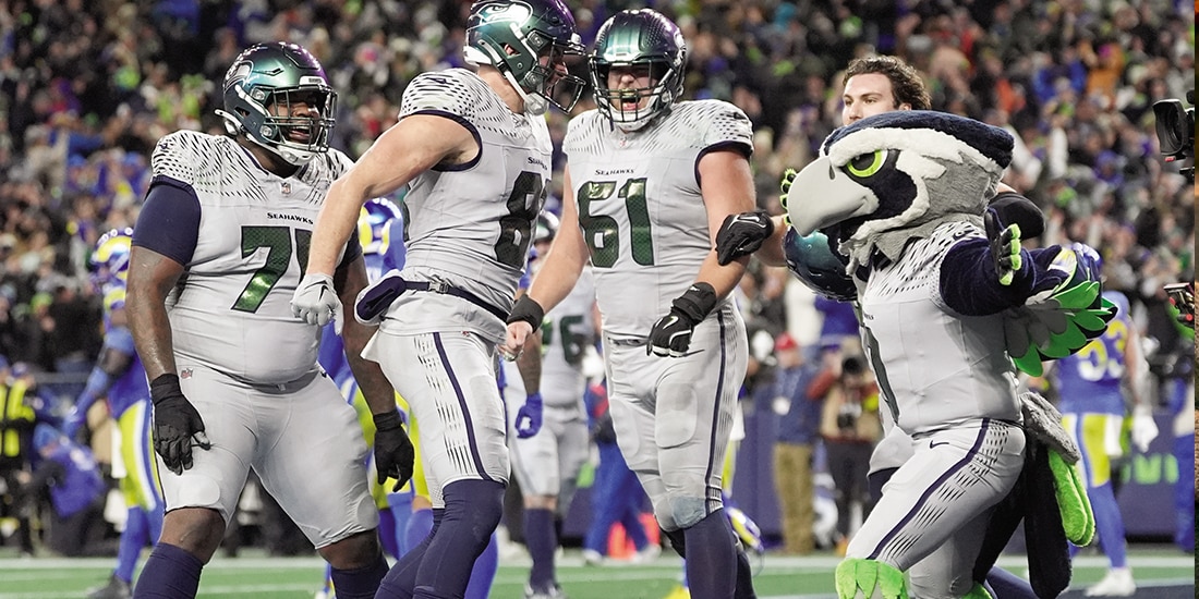 Jugadores de Seattle festejan una de sus anotaciones.