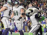 Jugadores de Seattle festejan una de sus anotaciones.